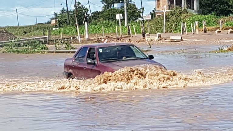 La inundación afectó a la ruta nacional 9 sur y a los campos de la zona.