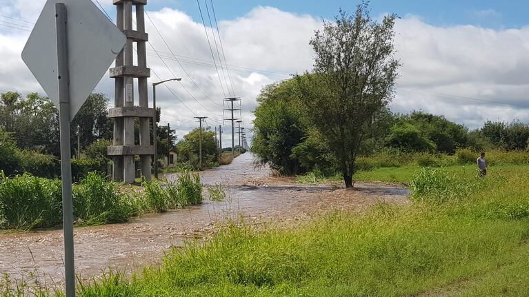 La inundación afectó a la ruta nacional 9 sur y a los campos de la zona.