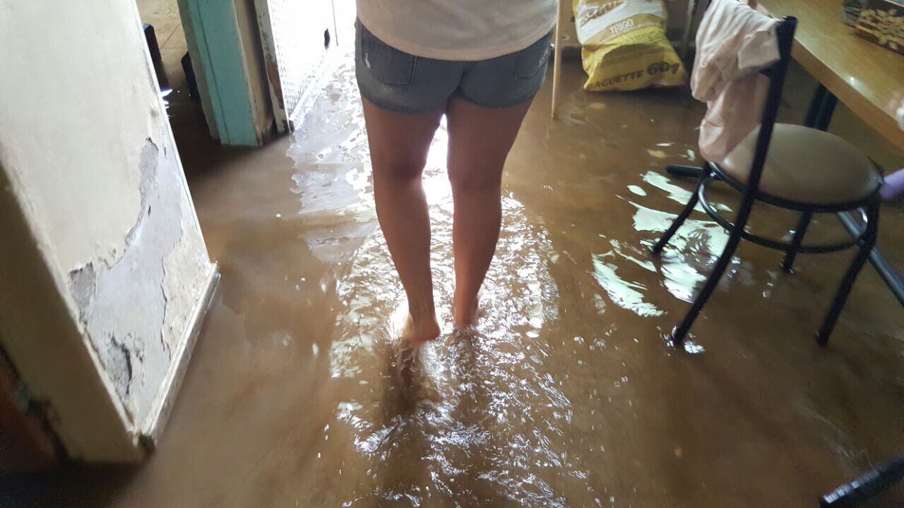 La inundación dejó varias viviendas bajo el agua en Porteña. Fotos: Daniela Abrudsky.