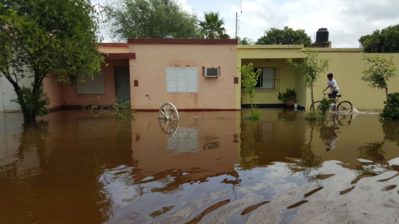 La inundación dejó varias viviendas bajo el agua en Porteña. Fotos: Daniela Abrudsky.