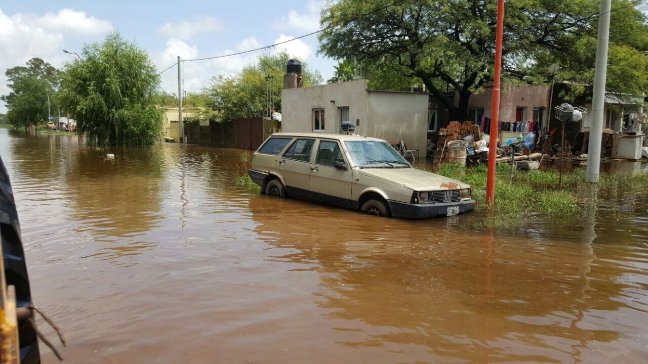 La inundación dejó varias viviendas bajo el agua en Porteña. Fotos: Daniela Abrudsky.