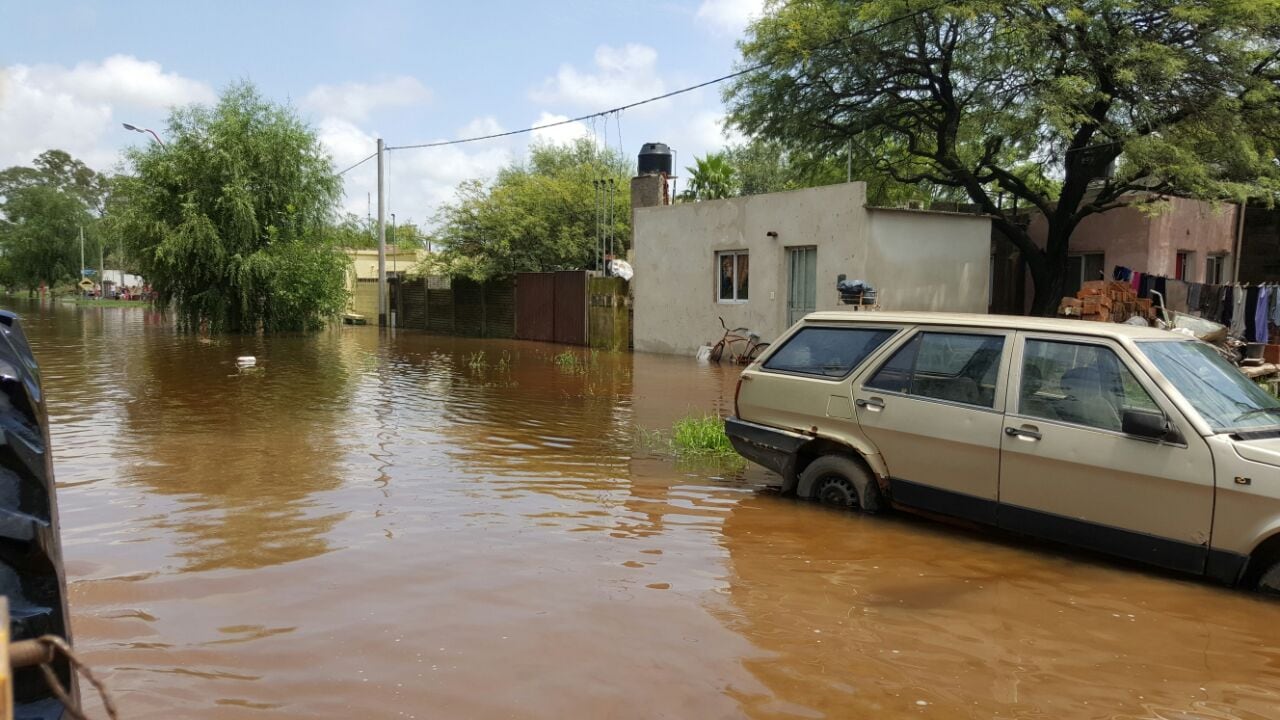 La inundación dejó varias viviendas bajo el agua en Porteña. Fotos: Daniela Abrudsky.