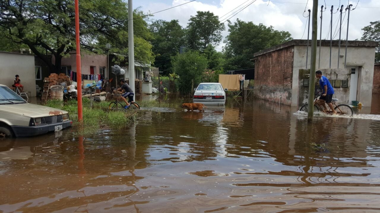 La inundación dejó varias viviendas bajo el agua en Porteña. Fotos: Daniela Abrudsky.