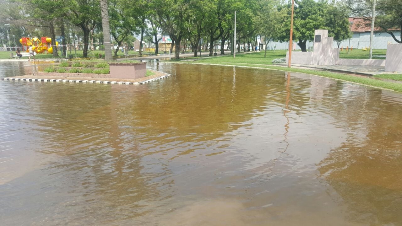 La inundación dejó varias viviendas bajo el agua en Porteña. Fotos: Daniela Abrudsky.