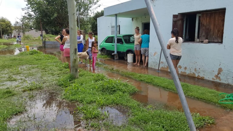 La inundación dejó varias viviendas bajo el agua en Porteña. Fotos: Daniela Abrudsky.