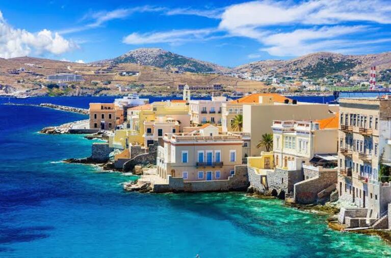 La isla está situada en el archipiélago de las Cícladas, en aguas del mar Egeo.