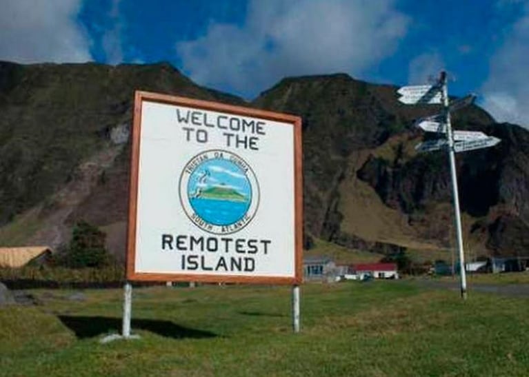 La isla más aislada del mundo busca profesores