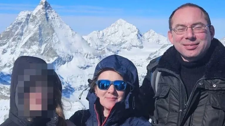La joven asesinó a sus padres y mandó fotos del crimen a sus compañeros. (Foto: gentilerza NL Times).
