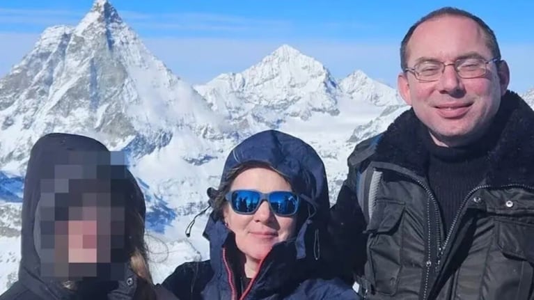 La joven asesinó a sus padres y mandó fotos del crimen a sus compañeros. (Foto: gentilerza NL Times).