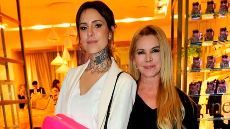 La joven cantante festejó la mejoría de su madre con un nuevo tatuaje.