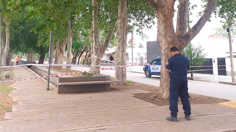 La joven cayó al canal que atraviesa el centro de Almafuerte. Foto: Tadeo Matius Rios.