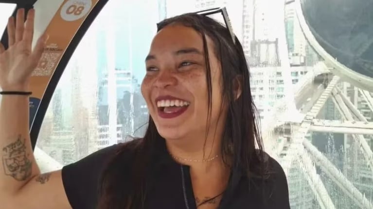 La joven de 26 años iba apoyada en una ventana que se desprendió.