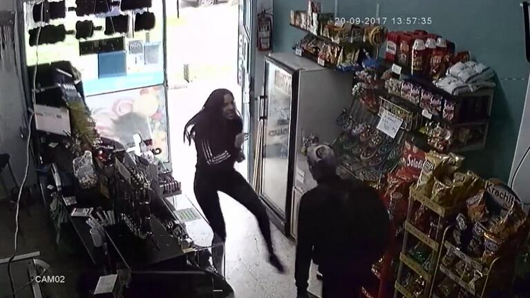 La joven empleada se defendió a las patadas contra el ladrón.