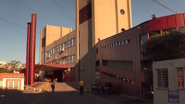 La joven está internada en el Hospital de Urgencias.
