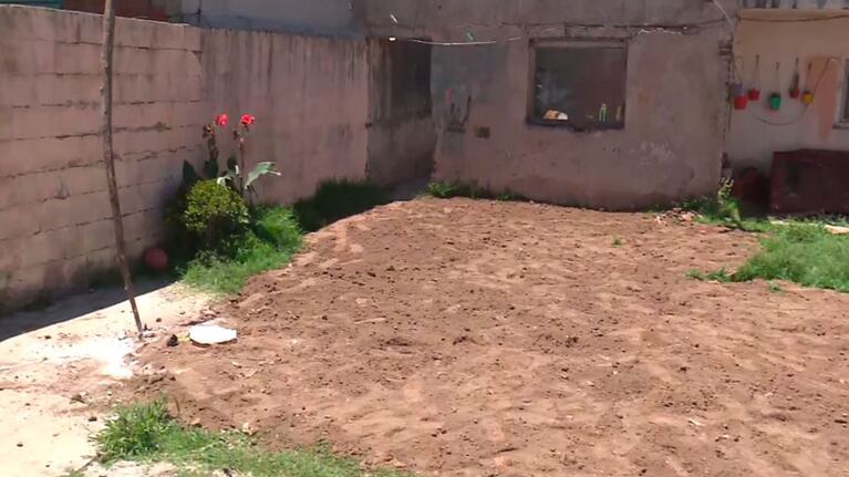 La joven estaba en el patio de su casa y terminó flotando entre líquidos cloacales.