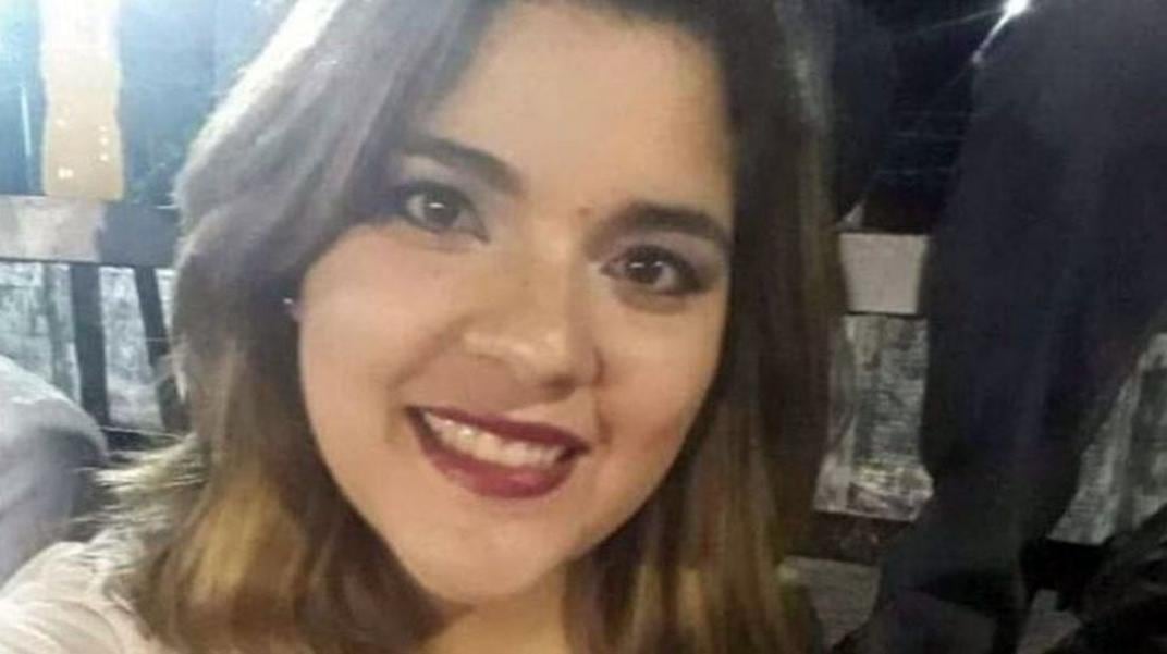 La joven falleció tras el ataque de su suegro.