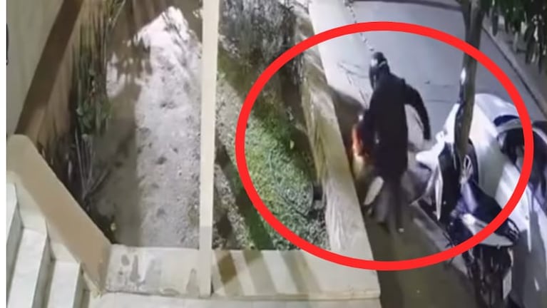 La joven fue asaltada por dos delincuentes.