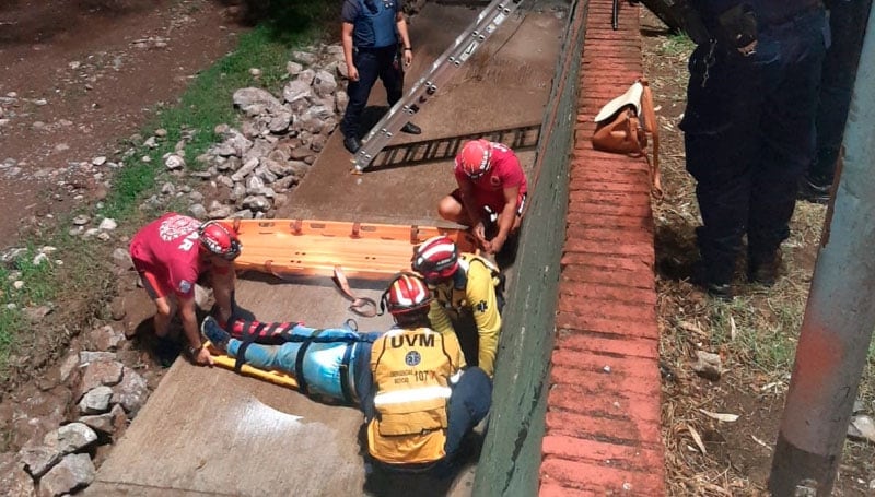 La joven fue trasladada al hospital de Urgencias. 