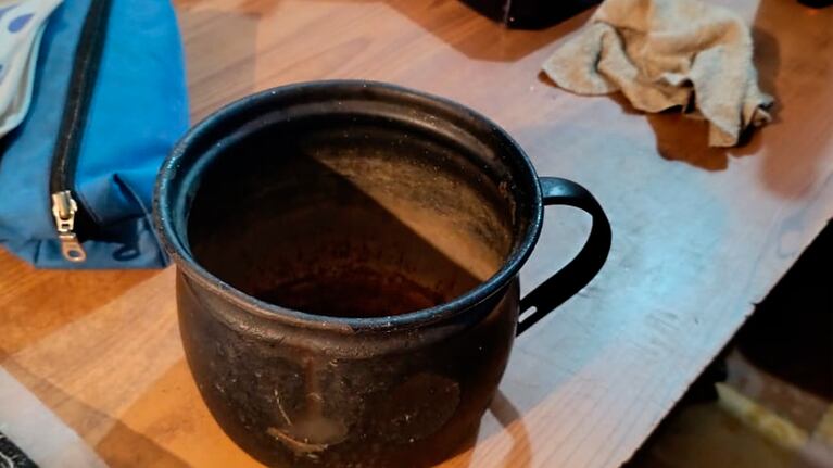 La joven habría sido atacada con un recipiente con agua hirviendo.