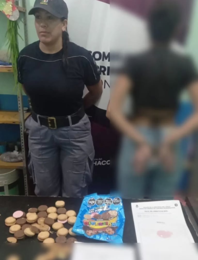La joven llevó las galletas con droga a la comisaría.