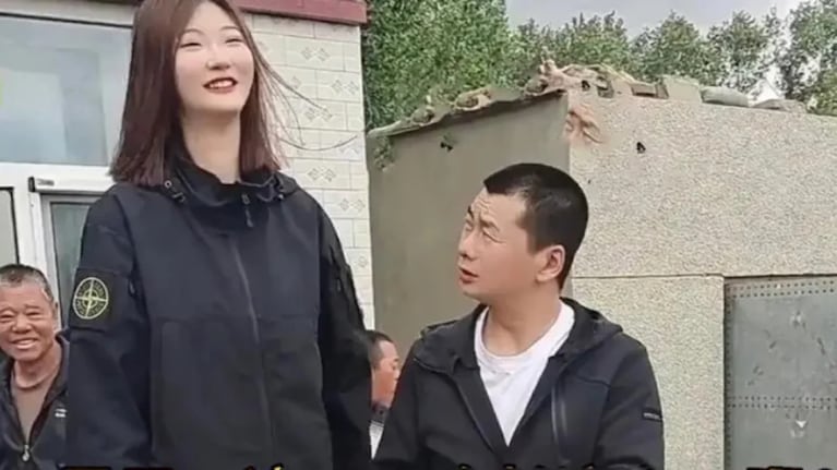 La joven no logra conseguir novio por su estatura. Captura de imagen del video subido a Internet por Toutiao.