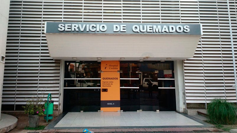 La joven quemada fue trasladada al Instituto del Quemado. Foto: Lucio Casalla