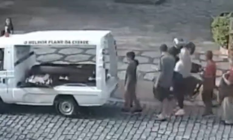 La joven recibió un balazo a quemarropa y está gravísima.