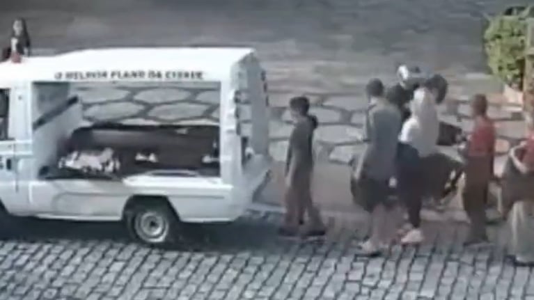 La joven recibió un balazo a quemarropa y está gravísima.
