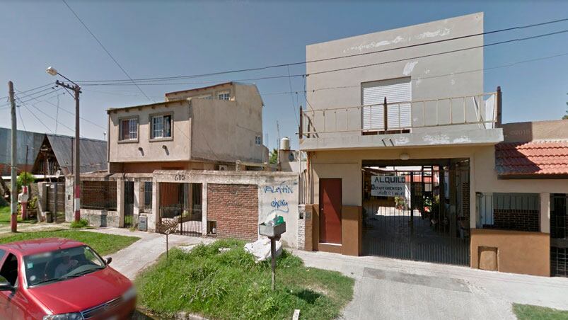 La joven salió al balcón para buscar la ropa del tender y se topó con el ladrón.
