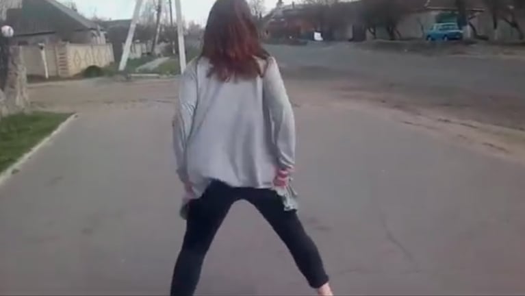 La joven se puso a bailar y distrajo a los conductores.