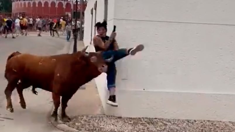 La joven sufrió múltiples heridas al ser golpeada por el toro.