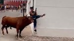 La joven sufrió múltiples heridas al ser golpeada por el toro.