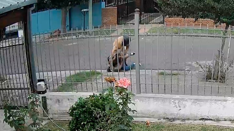 La joven terminó en el piso con el delincuente encima.
