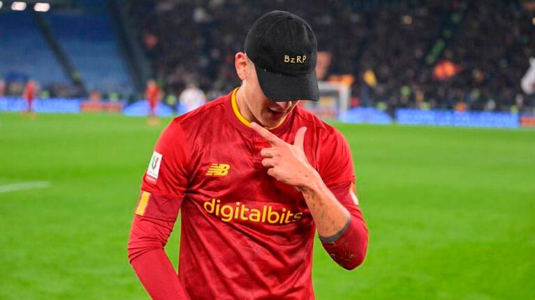 La Joya le dio la victoria a la Roma y sorprendió con su festejo.