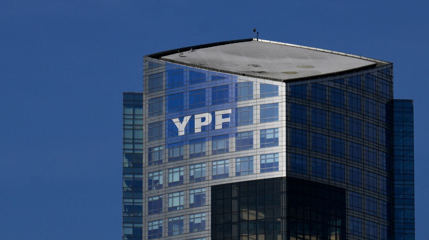 La jueza Preska ordenó a la Argentina entregar el 51% de las acciones de YPF a los beneficiarios del juicio por la expropiación (Foto: AFP/Luis Robayo).