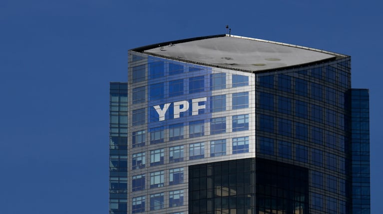 La jueza Preska ordenó a la Argentina entregar el 51% de las acciones de YPF a los beneficiarios del juicio por la expropiación (Foto: AFP/Luis Robayo).