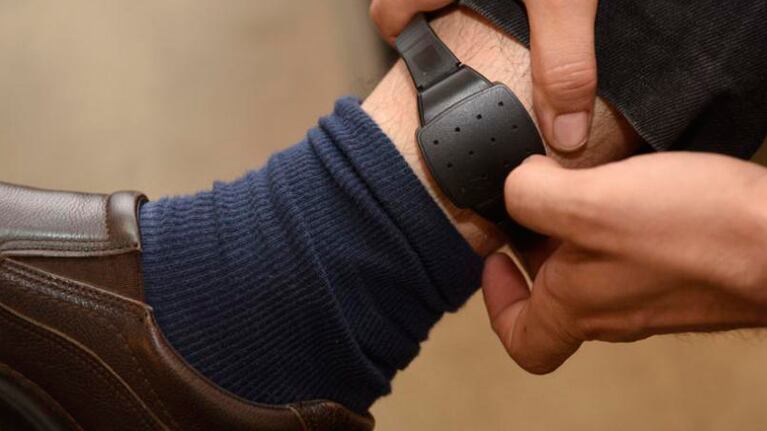 La justicia ordenó poner la primera tobillera electrónica, por un caso grave.