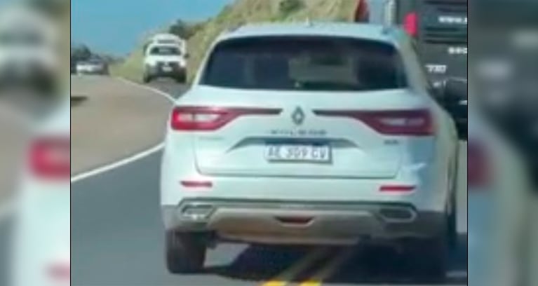 La Koleos le pasó a centímetros a la Amarok que venía de frente.