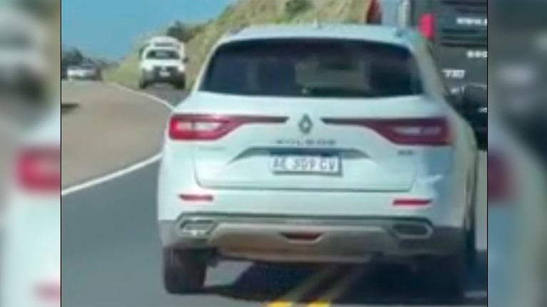 La Koleos le pasó a centímetros a la Amarok que venía de frente.