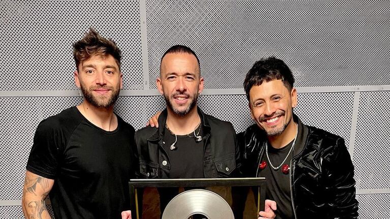La Konga recibió disco de platino por "Universo paralelo"