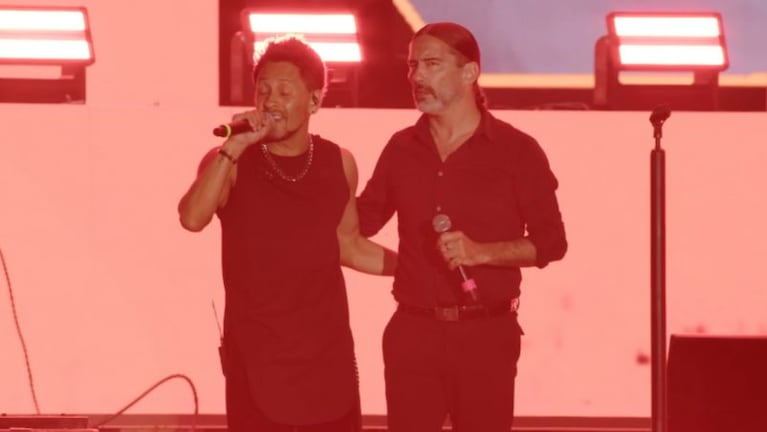 La Konga y Daniel Agostini, juntos en el escenario de Vélez ante una multitud.