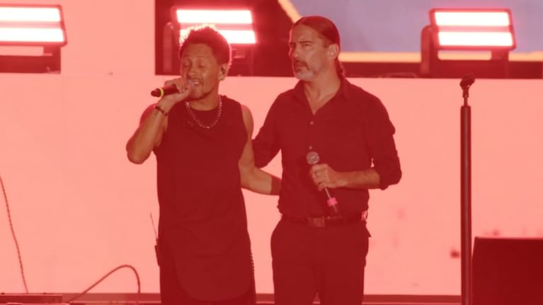 La Konga y Daniel Agostini, juntos en el escenario de Vélez ante una multitud.