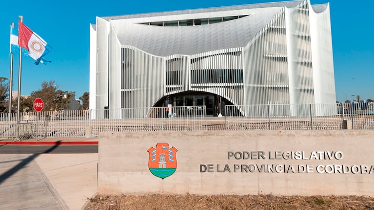 La Legislatura de Córdoba presentó una lista de contratados.