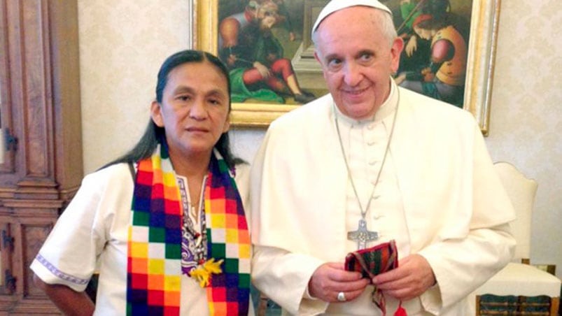 La líder de la agrupación Tupac Amaru estuvo con el Papa en el Vaticano en 2014. Foto: DYN