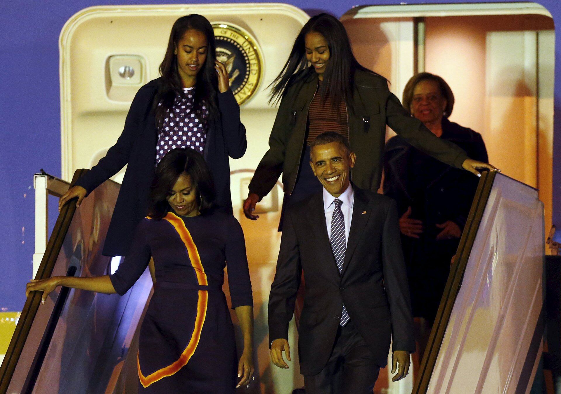 La llegada de Obama y su familia al país.