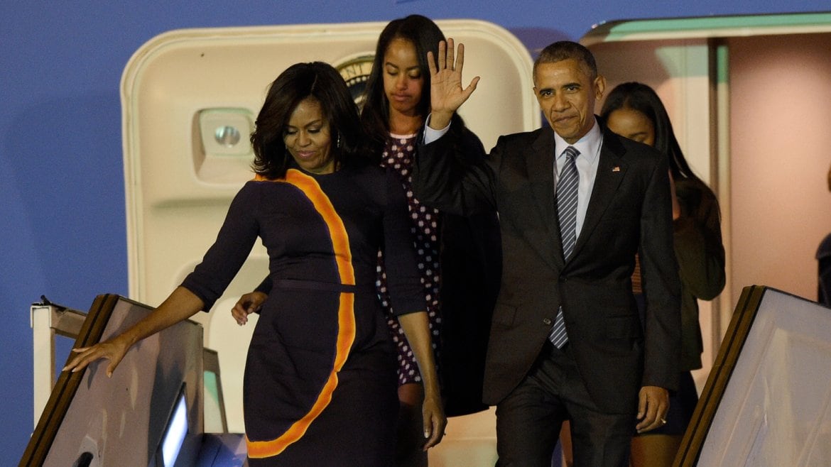 La llegada de Obama y su familia al país.