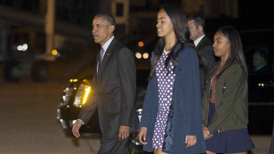 La llegada de Obama y su familia al país.