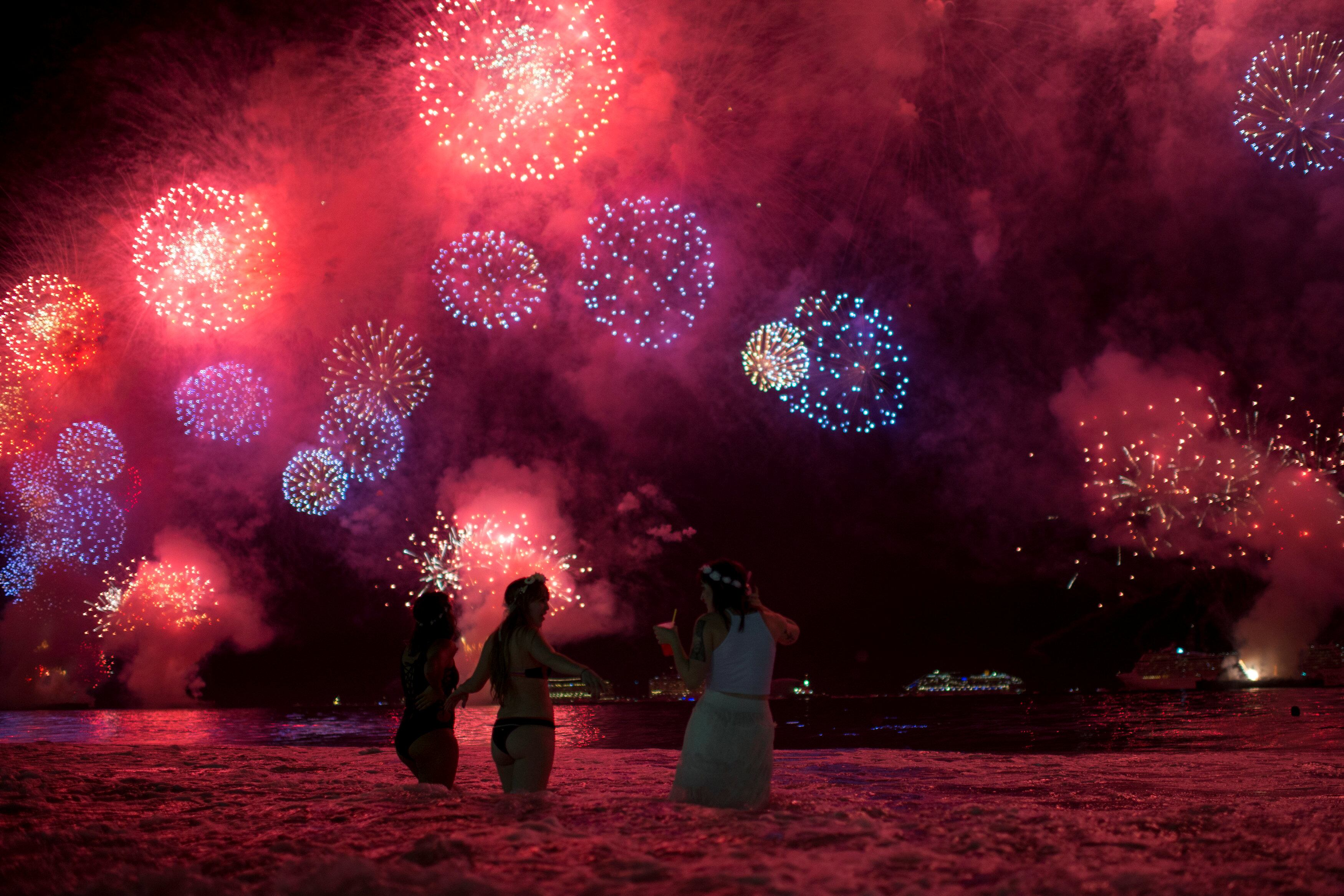 La llegada del 2018 en la playa de Copacabana, Brasil.