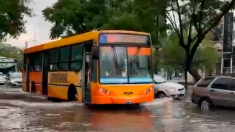 La lluvia complicó al servicio de transporte en la ciudad.