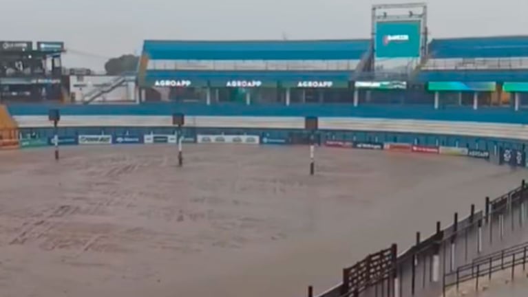 La lluvia condiciona la noche del martes en el Festival de Doma y Folklore. Foto: Radio Jesús María.